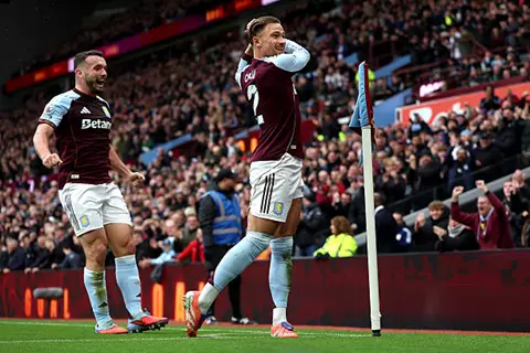 دقيقة بدقيقة.. أستون فيلا 1-0 مانشستر سيتي.. كاش يتقدم